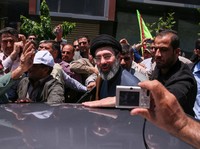 Pemimpin tertinggi Iran yang baru, Mojtaba Khamenei, putra kedua dari mendiang Pemimpin Tertinggi Iran Ayatollah Ali Khamenei, menghadiri rapat umum di Teheran, Iran, 31 Mei 2019. (Ali Taghavi/ISNA/WANA (West Asia News Agency) via REUTERS/File Foto)
