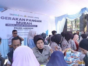 Warga Antusias Serbu Gerakan Pangan Murah Polres Lamongan
