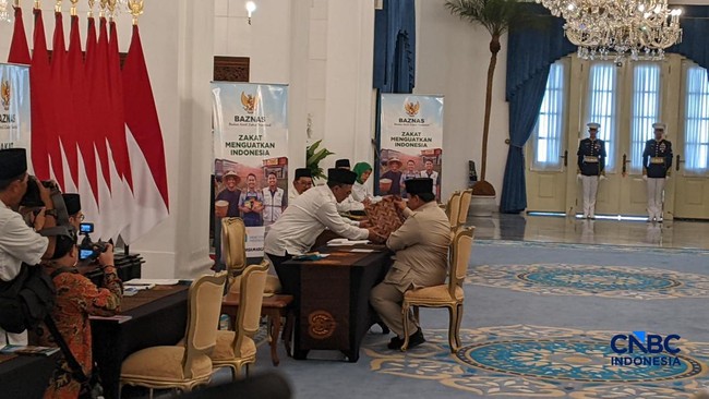 Prabowo dan Para Menteri Ramai-Ramai Bayar Zakat Fitrah di Istana
