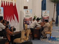 Prabowo dan Para Menteri Ramai-Ramai Bayar Zakat Fitrah di Istana