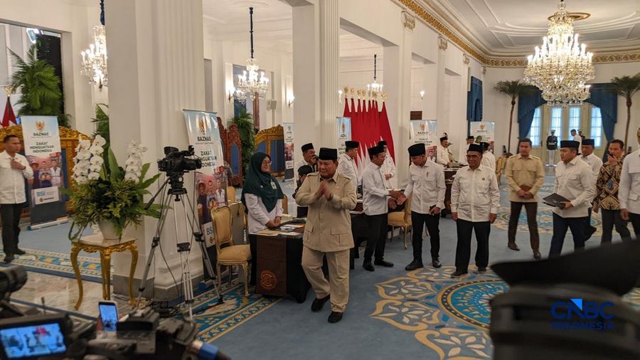 Presiden Prabowo Subianto dan Wakil Presiden Gibran Rakabuming menunaikan pembayaran zakat fitrah dan zakat mal di Istana Negara, Jumat (13/3/2026). (CNBC Indonesia/Emir Yanwardhana)
