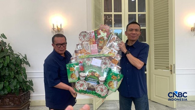 Usai Temui Gibran, Rismon Sianipar Dapat Parcel Besar dari Istana