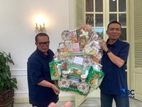 Usai Temui Gibran, Rismon Sianipar Dapat Parcel Besar dari Istana