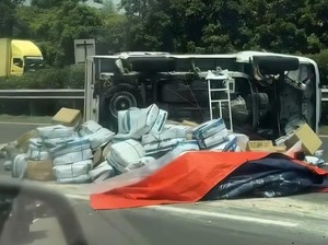 Pikap Pecah Ban hingga Terbalik di Tol Jagorawi, Sopir Luka Berat