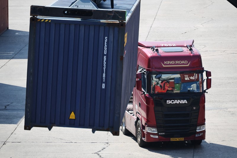 Truk-truk diparkir di depan sebuah SPBU untuk memasuki Terminal ICD Uiwang di Uiwang, Korea Selatan, 13 Maret 2026. (REUTERS/Kim Hong-Ji)