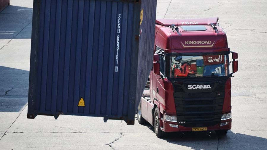 Truk-truk diparkir di depan sebuah SPBU untuk memasuki Terminal ICD Uiwang di Uiwang, Korea Selatan, 13 Maret 2026. (REUTERS/Kim Hong-Ji)