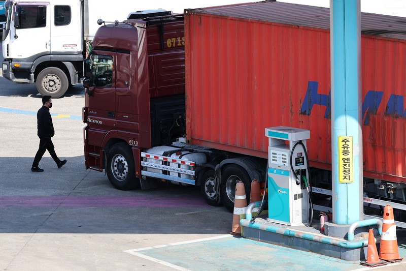 Truk-truk diparkir di depan sebuah SPBU untuk memasuki Terminal ICD Uiwang di Uiwang, Korea Selatan, 13 Maret 2026. (REUTERS/Kim Hong-Ji)