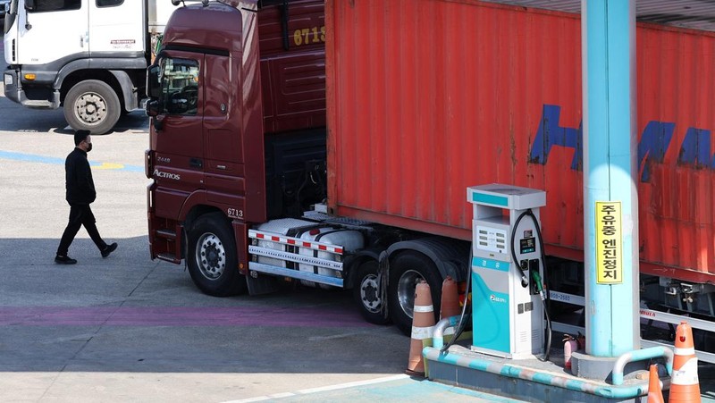 Truk-truk diparkir di depan sebuah SPBU untuk memasuki Terminal ICD Uiwang di Uiwang, Korea Selatan, 13 Maret 2026. (REUTERS/Kim Hong-Ji)