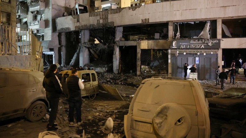 Kobaran api dan puing-puing berhamburan setelah serangan Israel yang dilaporkan terjadi di pinggiran selatan Beirut, menyusul eskalasi antara Hizbullah dan Israel, di tengah konflik AS-Israel dengan Iran, Lebanon, Jumat (13/3/2026). (REUTERS/Amr Abdallah Dalsh)