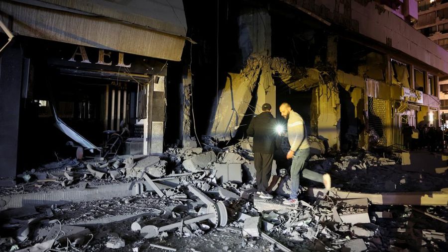 Kobaran api dan puing-puing berhamburan setelah serangan Israel yang dilaporkan terjadi di pinggiran selatan Beirut, menyusul eskalasi antara Hizbullah dan Israel, di tengah konflik AS-Israel dengan Iran, Lebanon, Jumat (13/3/2026). (REUTERS/Amr Abdallah Dalsh)