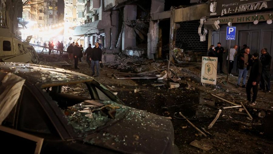 Kobaran api dan puing-puing berhamburan setelah serangan Israel yang dilaporkan terjadi di pinggiran selatan Beirut, menyusul eskalasi antara Hizbullah dan Israel, di tengah konflik AS-Israel dengan Iran, Lebanon, Jumat (13/3/2026). (REUTERS/Amr Abdallah Dalsh)