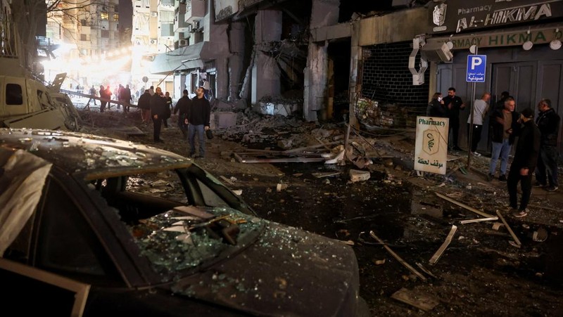 Kobaran api dan puing-puing berhamburan setelah serangan Israel yang dilaporkan terjadi di pinggiran selatan Beirut, menyusul eskalasi antara Hizbullah dan Israel, di tengah konflik AS-Israel dengan Iran, Lebanon, Jumat (13/3/2026). (REUTERS/Amr Abdallah Dalsh)