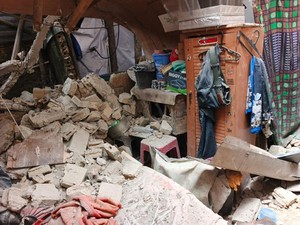 Tembok Rumah di Bogor Ambruk Timpa Penghuni, 2 Orang Terluka