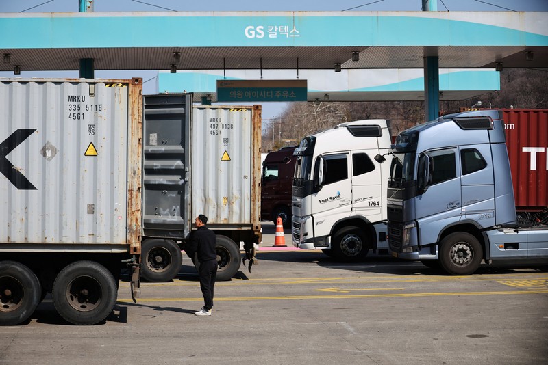 Truk-truk diparkir di depan sebuah SPBU untuk memasuki Terminal ICD Uiwang di Uiwang, Korea Selatan, 13 Maret 2026. (REUTERS/Kim Hong-Ji)