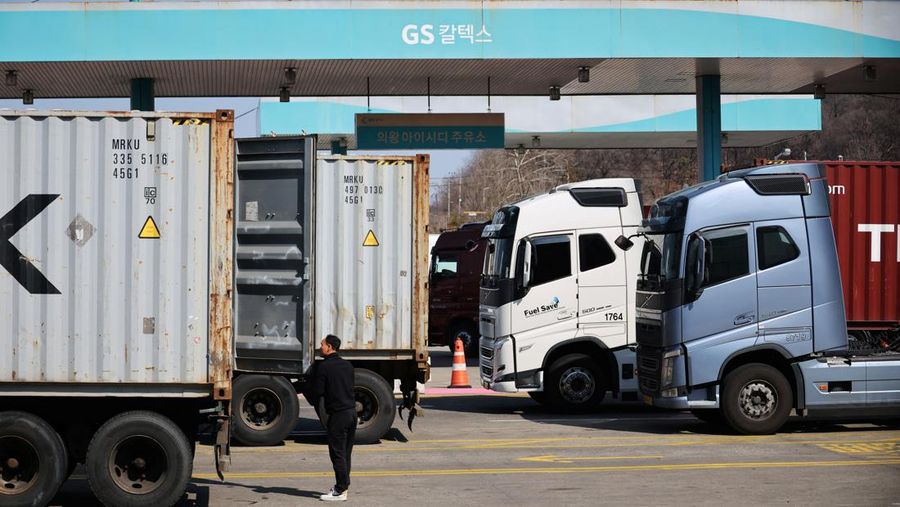 Truk-truk diparkir di depan sebuah SPBU untuk memasuki Terminal ICD Uiwang di Uiwang, Korea Selatan, 13 Maret 2026. (REUTERS/Kim Hong-Ji)