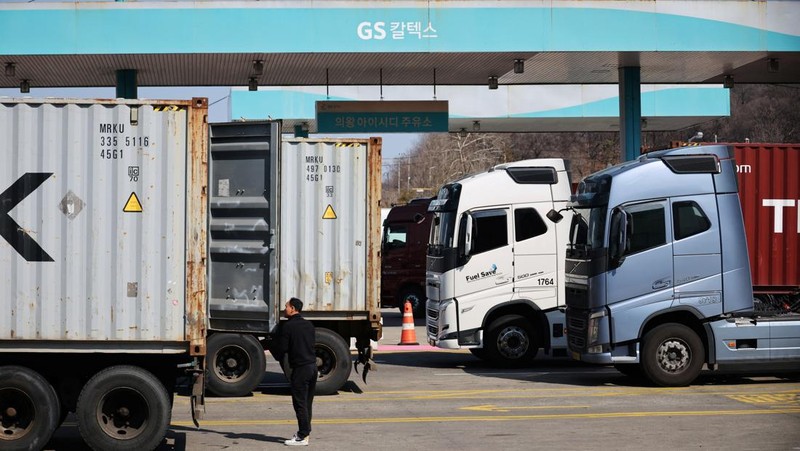 Truk-truk diparkir di depan sebuah SPBU untuk memasuki Terminal ICD Uiwang di Uiwang, Korea Selatan, 13 Maret 2026. (REUTERS/Kim Hong-Ji)