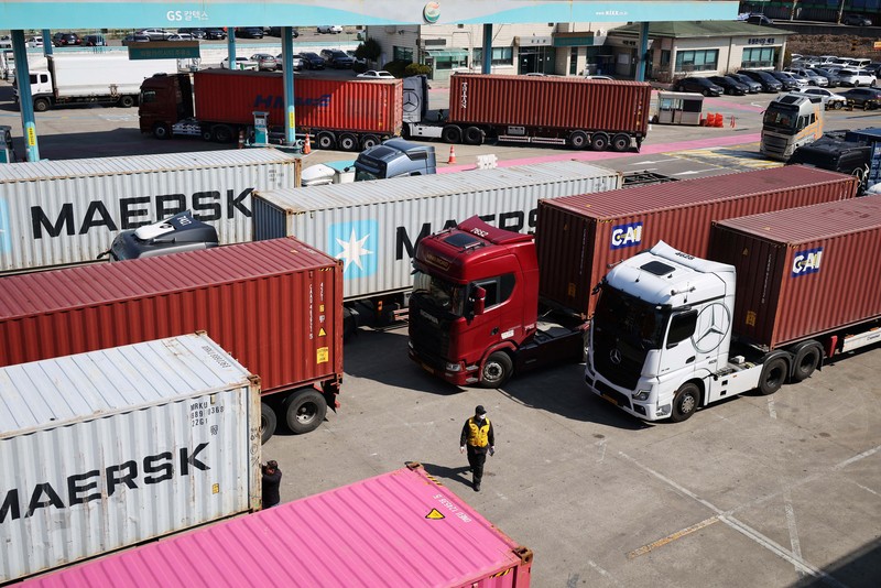 Truk-truk diparkir di depan sebuah SPBU untuk memasuki Terminal ICD Uiwang di Uiwang, Korea Selatan, 13 Maret 2026. (REUTERS/Kim Hong-Ji)