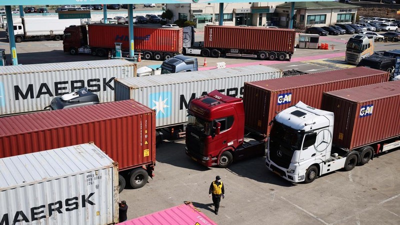 Truk-truk diparkir di depan sebuah SPBU untuk memasuki Terminal ICD Uiwang di Uiwang, Korea Selatan, 13 Maret 2026. (REUTERS/Kim Hong-Ji)