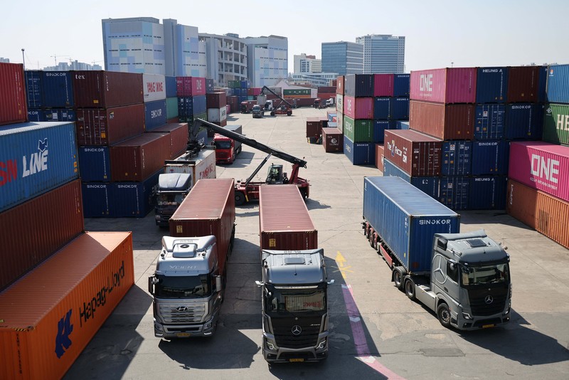 Truk-truk diparkir di depan sebuah SPBU untuk memasuki Terminal ICD Uiwang di Uiwang, Korea Selatan, 13 Maret 2026. (REUTERS/Kim Hong-Ji)