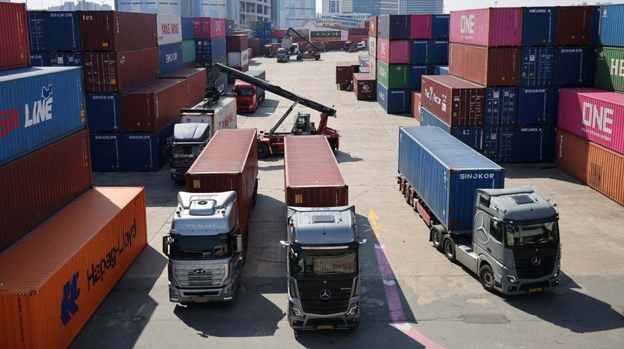 Truk-truk diparkir di depan sebuah SPBU untuk memasuki Terminal ICD Uiwang di Uiwang, Korea Selatan, 13 Maret 2026. (REUTERS/Kim Hong-Ji)