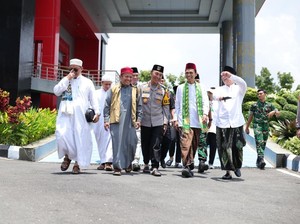 Jadi Khatib Jumat di Polda Sumsel, UAS Ingatkan Tugas Polisi Adalah Amanah