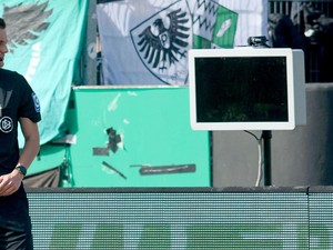Fans Misterius Cabut Monitor VAR, Padahal Lagi Mau Penalti