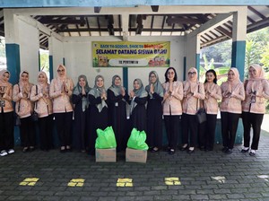 DWP Kemendagri Serahkan 120 Paket Sembako ke Korban Banjir Tangerang