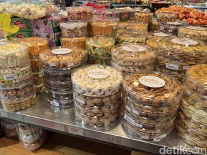 Tradisi Lebaran, Warga Palembang Berburu Kue Kering Lebaran
