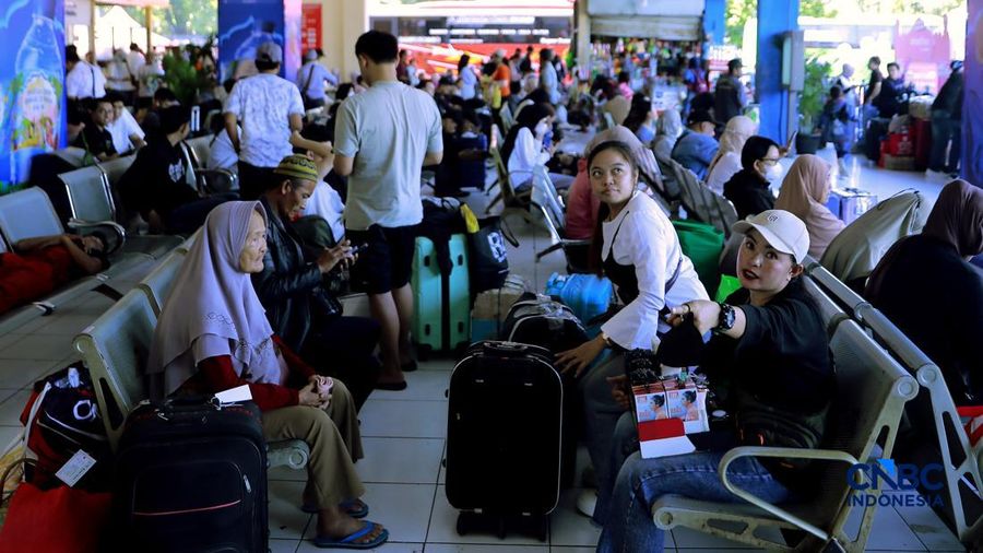 Sejumlah calon penumpang bus mulai memadati area keberangkatan di Terminal Kampung Rambutan, Jakarta Timur, Sabtu (14/3/2026). (CNBC Indonesia/Muhamad Sabki)