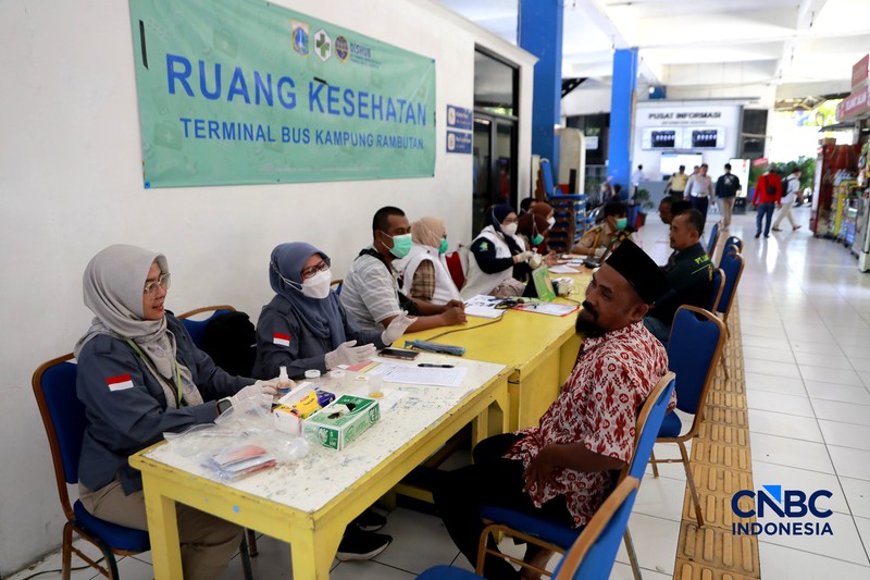 Sejumlah calon penumpang bus mulai memadati area keberangkatan di Terminal Kampung Rambutan, Jakarta Timur, Sabtu (14/3/2026). (CNBC Indonesia/Muhamad Sabki)