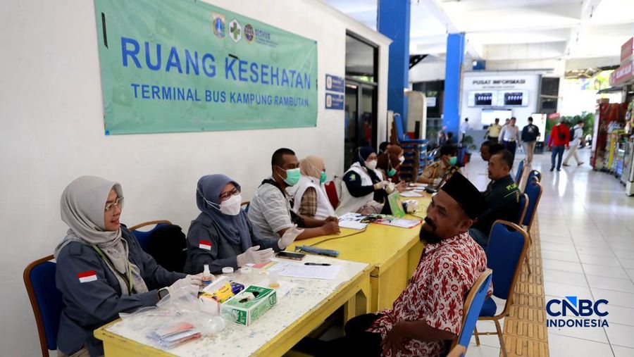 Sejumlah calon penumpang bus mulai memadati area keberangkatan di Terminal Kampung Rambutan, Jakarta Timur, Sabtu (14/3/2026). (CNBC Indonesia/Muhamad Sabki)