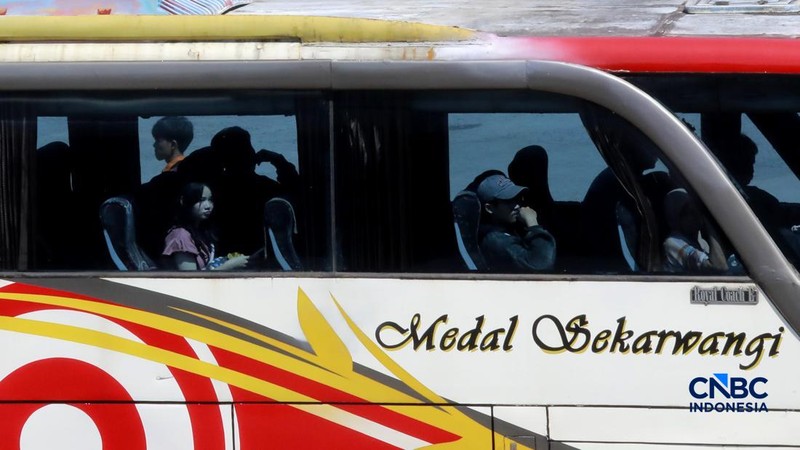 Sejumlah calon penumpang bus mulai memadati area keberangkatan di Terminal Kampung Rambutan, Jakarta Timur, Sabtu (14/3/2026). (CNBC Indonesia/Muhamad Sabki)