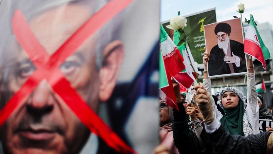 Para pendukung pro-Palestina mengibarkan bendera Palestina dan membawa replika Masjid Al-Aqsa selama unjuk rasa ke Kedutaan Besar AS untuk memperingati Hari al-Quds (Yerusalem), yang diprakarsai oleh Ruhollah Khomeini, pemimpin Revolusi Islam Iran tahun 1979 dan diperingati pada Jumat terakhir bulan puasa Ramadhan untuk menunjukkan solidaritas dengan Palestina dan penentangan terhadap Zionisme, di Kuala Lumpur, Malaysia, Jumat (13/3/2026). (REUTERS/Hasnoor Hussain)