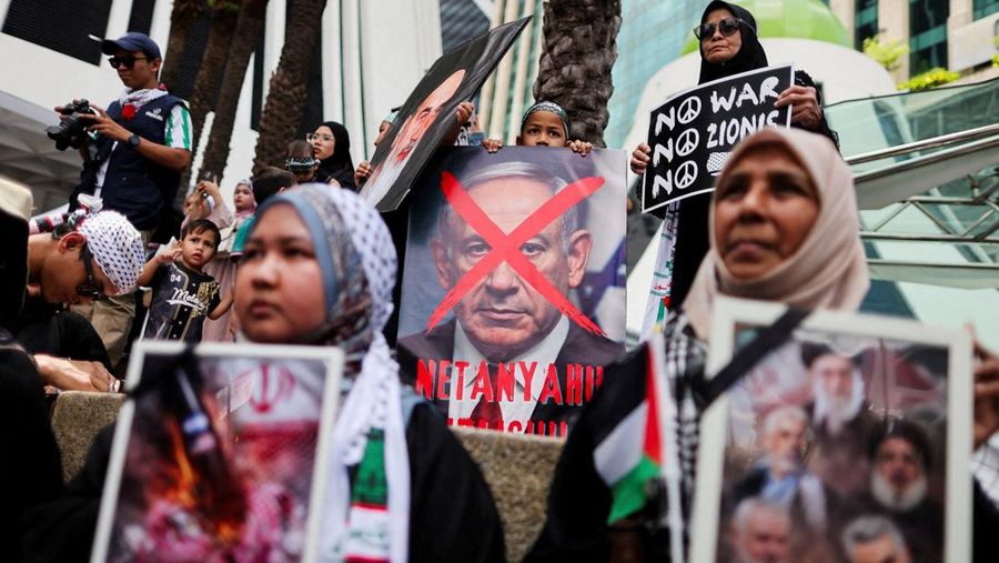 Para pendukung pro-Palestina mengibarkan bendera Palestina dan membawa replika Masjid Al-Aqsa selama unjuk rasa ke Kedutaan Besar AS untuk memperingati Hari al-Quds (Yerusalem), yang diprakarsai oleh Ruhollah Khomeini, pemimpin Revolusi Islam Iran tahun 1979 dan diperingati pada Jumat terakhir bulan puasa Ramadhan untuk menunjukkan solidaritas dengan Palestina dan penentangan terhadap Zionisme, di Kuala Lumpur, Malaysia, Jumat (13/3/2026). (REUTERS/Hasnoor Hussain)