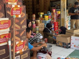 Imbas Banjir, Penjualan Jajan Lebaran di Pasar Baru Lamongan Merosot