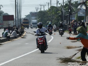 Penyapu Koin di Jalanan Pantura Ditertibkan, Bertaruh Nyawa demi Uang Recehan