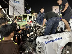Truk Kontainer di Palembang Hilang Kendali, Tabrak Halte dan Pengemudi Ojol