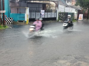 Hujan Deras, Ruas Jalan di Kota Malang Kembali Banjir