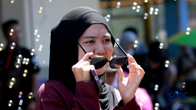 Sejumlah calon penumpang bus mulai memadati area keberangkatan di Terminal Kampung Rambutan, Jakarta Timur, Sabtu (14/3/2026). (CNBC Indonesia/Muhamad Sabki)