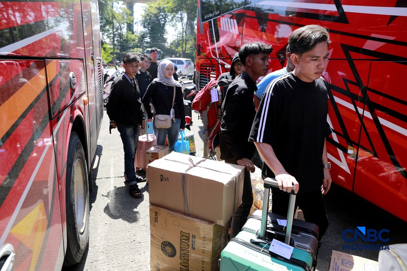 Sejumlah calon penumpang bus mulai memadati area keberangkatan di Terminal Kampung Rambutan, Jakarta Timur, Sabtu (14/3/2026). (CNBC Indonesia/Muhamad Sabki)
