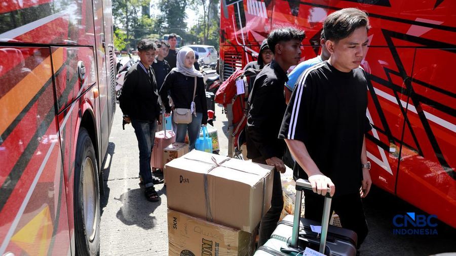 Sejumlah calon penumpang bus mulai memadati area keberangkatan di Terminal Kampung Rambutan, Jakarta Timur, Sabtu (14/3/2026). (CNBC Indonesia/Muhamad Sabki)