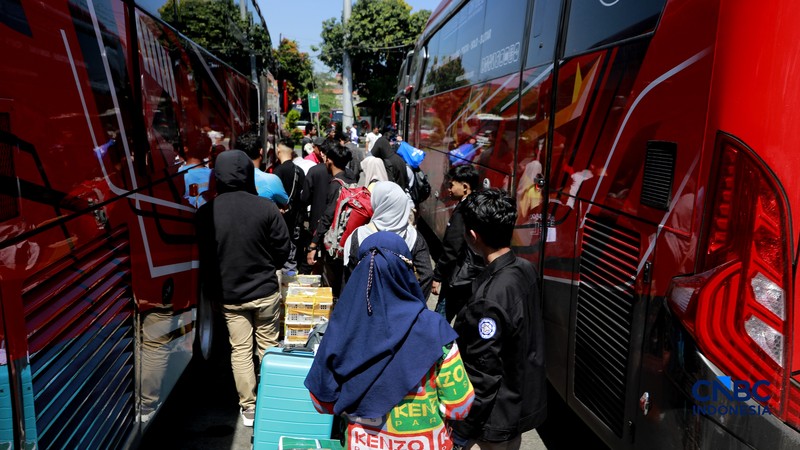 Sejumlah calon penumpang bus mulai memadati area keberangkatan di Terminal Kampung Rambutan, Jakarta Timur, Sabtu (14/3/2026). (CNBC Indonesia/Muhamad Sabki)