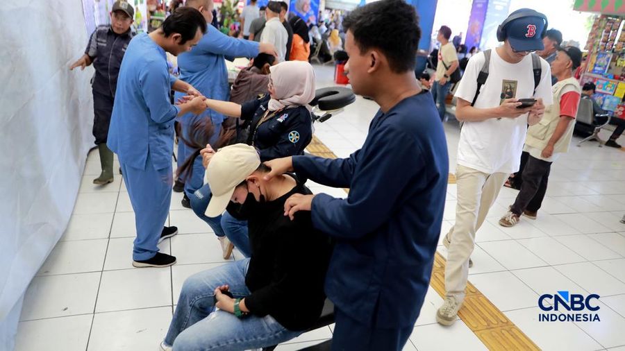 Sejumlah calon penumpang bus mulai memadati area keberangkatan di Terminal Kampung Rambutan, Jakarta Timur, Sabtu (14/3/2026). (CNBC Indonesia/Muhamad Sabki)