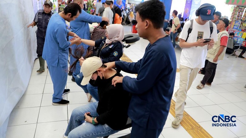 Sejumlah calon penumpang bus mulai memadati area keberangkatan di Terminal Kampung Rambutan, Jakarta Timur, Sabtu (14/3/2026). (CNBC Indonesia/Muhamad Sabki)