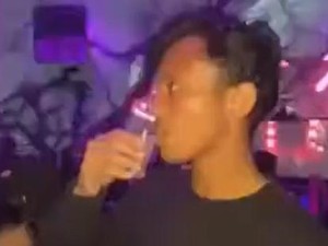Viral Pemain PSM Ricky Pratama Minum Miras dengan Wanita di Diskotek