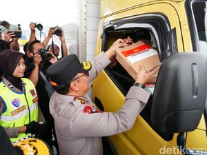 Tinjau Rest Area Km 57 Tol Japek, Wakapolri Bagikan Bingkisan ke Pemudik