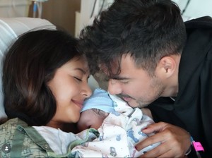 Aurelie Moeremans Bagikan Foto Usai Lahiran, Tetap Cantik Tanpa Makeup