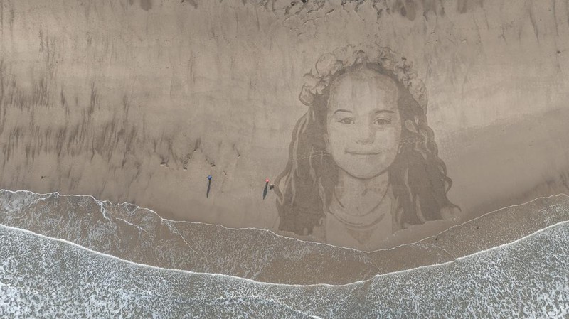 Pemandangan dari udara sebuah potret pasir raksasa Hind Rajab, seorang gadis Palestina berusia 5 tahun yang terbunuh di Gaza pada tahun 2024 dan menjadi fokus film nominasi Oscar 