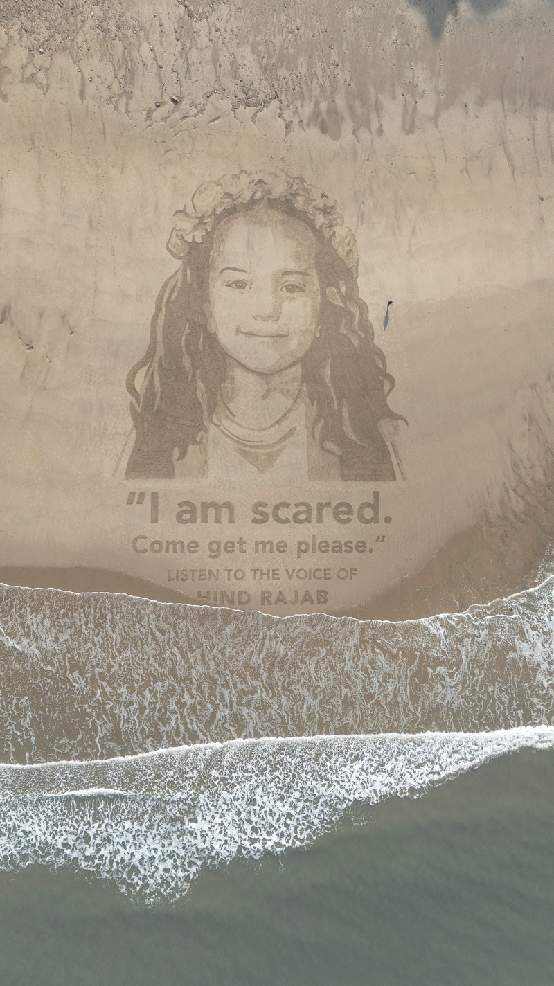 Pemandangan dari udara sebuah potret pasir raksasa Hind Rajab, seorang gadis Palestina berusia 5 tahun yang terbunuh di Gaza pada tahun 2024 dan menjadi fokus film nominasi Oscar