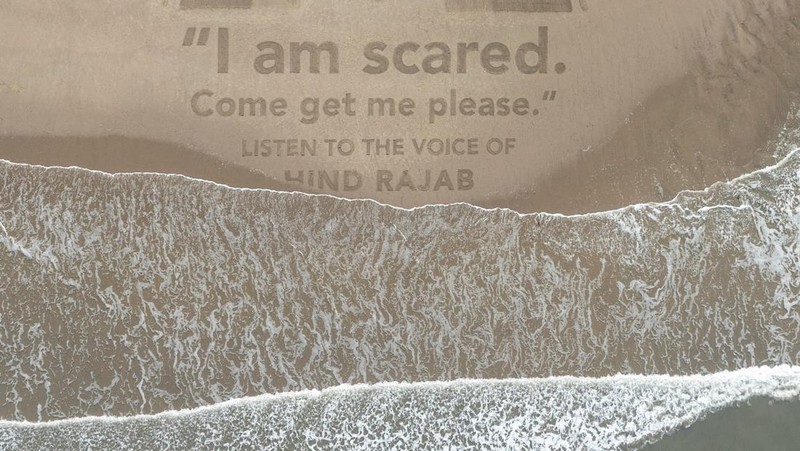 Pemandangan dari udara sebuah potret pasir raksasa Hind Rajab, seorang gadis Palestina berusia 5 tahun yang terbunuh di Gaza pada tahun 2024 dan menjadi fokus film nominasi Oscar 